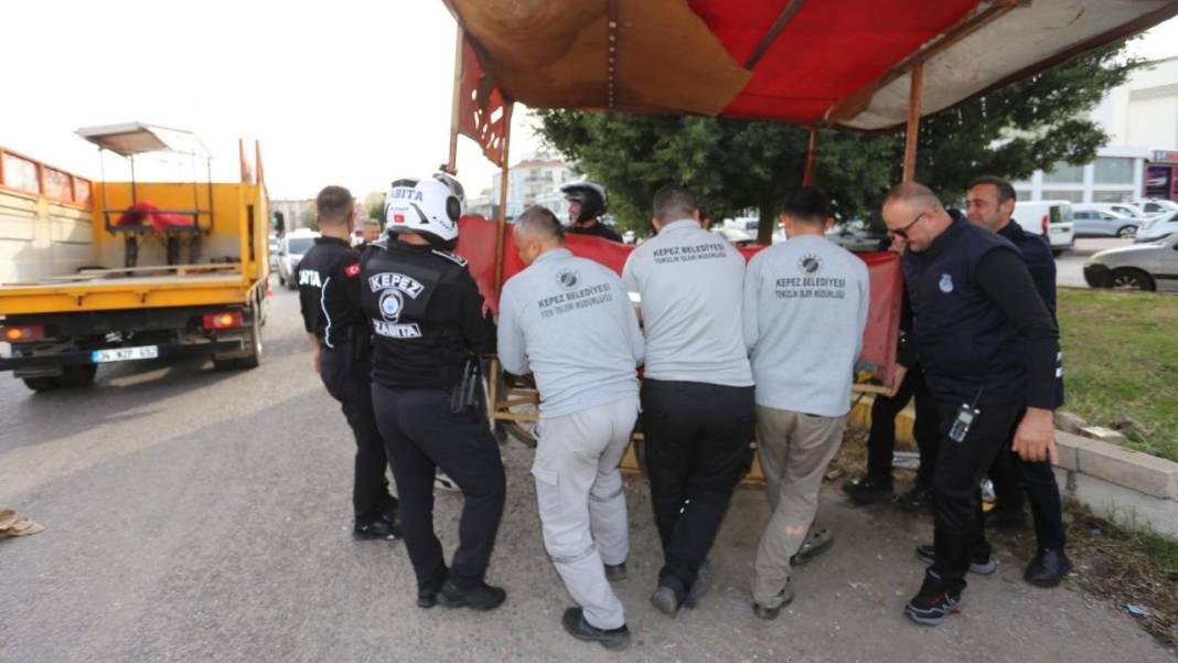 Kepez’de Kapsamlı Gıda ve İşgal Denetimi: Kaldırımları İşgal Edenlere Yaptırım Uygulandı! 4